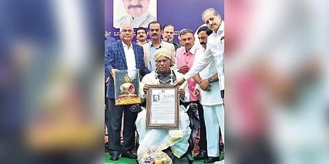 ಪ್ರಶಸ್ತಿ ಸ್ವೀಕರಿಸಿದ ಮಲ್ಲಿಕಾರ್ಜುನ ಖರ್ಗೆ.