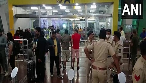ಜಾಮ್‌ನಗರ ವಿಮಾನ ನಿಲ್ದಾಣದಲ್ಲಿರುವ ಭದ್ರತಾ ಸಿಬ್ಬಂದಿಗಳು.