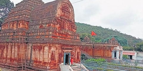ಬಳ್ಳಾರಿ ಜಿಲ್ಲೆಯ ಸಂಡೂರು ತಾಲೂಕಿನ ಕುಮಾರಸ್ವಾಮಿ ಬೆಟ್ಟದಲ್ಲಿರುವ ಎಎಸ್‌ಐ ಸಂರಕ್ಷಿತ ಪಾರ್ವತಿ ದೇವಸ್ಥಾನ.