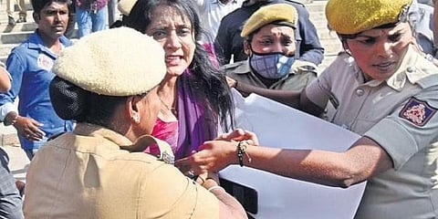 ಸೋಮವಾರ ಬೆಂಗಳೂರಿನ ಟೌನ್ ಹಾಲ್‌ನಲ್ಲಿ ಸಿದ್ದರಾಮಯ್ಯ ಕುರಿತ ಬಿಜೆಪಿ ಪುಸ್ತಕ ಬಿಡುಗಡೆ ವಿರೋಧಿಸಿ ಪ್ರತಿಭಟನೆ ನಡೆಸಿದ ಕಾಂಗ್ರೆಸ್ ಕಾರ್ಯಕರ್ತನನ್ನು ಪೊಲೀಸರು ಬಂಧನಕ್ಕೊಳಪಡಿಸಿದರು.