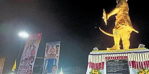 ಹೈಕೋರ್ಟ್ ಆದೇಶವಿದ್ದರೂ ಸಂಗೊಳ್ಳಿ ರಾಯಣ್ಣ ಪ್ರತಿಮೆ ಸುತ್ತ ವಿವಿಧ ರಾಜಕೀಯ ಪಕ್ಷಗಳ ಪೋಸ್ಟರ್‌ಗಳು
