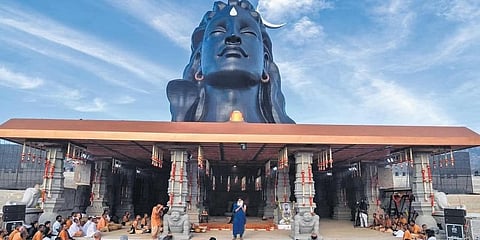 ಚಿಕ್ಕಬಳ್ಳಾಪುರ ಸಮೀಪದ ಅವಲಗುರ್ಕಿ ಗ್ರಾಮದಲ್ಲಿ ಭಾನುವಾರ ನಡೆದ 112 ಅಡಿ ಎತ್ತರದ ಆದಿಯೋಗಿ ಪ್ರತಿಮೆ ಅನಾವರಣ ಸಮಾರಂಭದಲ್ಲಿ ಸದ್ಗುರು ಜಗ್ಗಿ ವಾಸುದೇವ್ ಸಭೆಯನ್ನುದ್ದೇಶಿಸಿ ಮಾತನಾಡಿದರು.