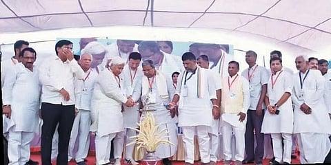 ಬಾಗಲಕೋಟೆಯಲ್ಲಿ ಬುಧವಾರ ನಡೆದ ಪ್ರಜಾಧ್ವನಿ ಯಾತ್ರೆಯಲ್ಲಿ ಸಿಎಲ್‌ಪಿ ನಾಯಕ ಸಿದ್ದರಾಮಯ್ಯ ಮತ್ತು ಕೆಪಿಸಿಸಿ ಅಧ್ಯಕ್ಷ ಡಿಕೆ.ಶಿವಕುಮಾರ್.