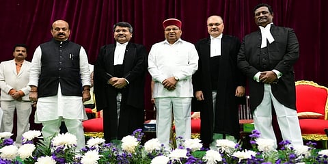 ಹೆಚ್ಚುವರಿ ನ್ಯಾಯಮೂರ್ತಿಗಳ ಪ್ರಮಾಣ ವಚನ ಸ್ವೀಕಾರ ಸಮಾರಂಭದಲ್ಲಿ ರಾಜ್ಯಪಾಲ ಥಾವರ್ ಚಂದ್ ಗೆಹ್ಲೋಟ್,  ಸಿಎಂ ಬೊಮ್ಮಾಯಿ ಮತ್ತಿತರರು