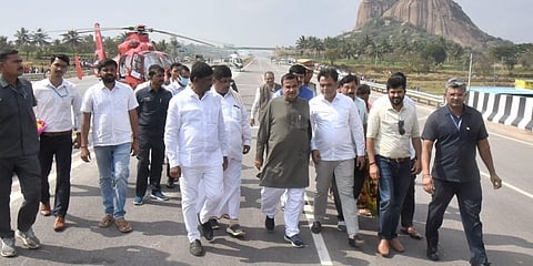 ಕೇಂದ್ರ ಸಾರಿಗೆ ಸಚಿವ ನಿತಿನ್ ಗಡ್ಕರಿ ಅವರು ಗುರುವಾರ ರಾಮನಗರ ಬಳಿ ಬೆಂಗಳೂರು-ಮೈಸೂರು ಎಕ್ಸ್‌ಪ್ರೆಸ್‌ವೇಯನ್ನು ಪರಿಶೀಲಿಸಿದರು.