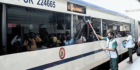 ವಂದೇ ಭಾರತ್ ಎಕ್ಸ್‌ಪ್ರೆಸ್ ರೈಲನ್ನು ಸ್ವಚ್ಛಗೊಳಿಸುತ್ತಿರುವ ಸಿಬ್ಬಂದಿ.
