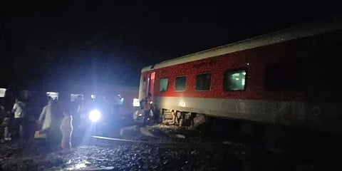 ಹಳಿ ತಪ್ಪಿದ ನಾರ್ತ್‌ ಈಸ್ಟ್ ಸೂಪರ್‌ಫಾಸ್ಟ್ ರೈಲು