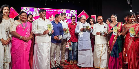 ದಸರಾ ಚಲನಚಿತ್ರೋತ್ಸವ ಉದ್ಘಾಟನೆ ಕಾರ್ಯಕ್ರಮದಲ್ಲಿ ಸಿಎಂ ಸಿದ್ದರಾಮಯ್ಯ ಮತ್ತಿತರರು