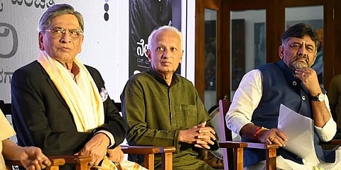 ‘ನೆಲದ ಸಿರಿ’ ಪುಸ್ತಕ ಬಿಡುಗಡೆ ಕಾರ್ಯಕ್ರಮದಲ್ಲಿ ಮಾಜಿ ಸಿಎಂ ಎಸ್.ಎಂ.ಕೃಷ್ಣ ಮತ್ತು ಉಪ ಮುಖ್ಯಮಂತ್ರಿ ಡಿ.ಕೆ.ಶಿವಕುಮಾರ್, ಲೇಖಕ ಡಾ.ನರಹಳ್ಳಿ ಬಾಲಸುಬ್ರಹ್ಮಣ್ಯ ಉಪಸ್ಥಿತರಿರುವುದು.