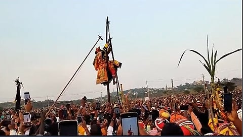 ದೇವರಗುಡ್ಡ ಕ್ಷೇತ್ರದಲ್ಲಿ ಬಿಲ್ಲನ್ನೇರಿ ಕಾರ್ಣಿಕದ ನುಡಿಯುತ್ತಿರುವ ಗೊರವಯ್ಯ.