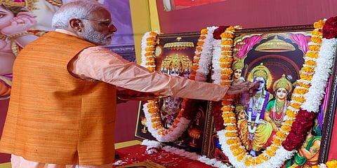 ದೆಹಲಿಯಲ್ಲಿ ವಿಜಯದಶಮಿ ಆಚರಣೆ ಸಂದರ್ಭದಲ್ಲಿ ರಾಮದೇವರನ್ನು ಪೂಜಿಸಿದ ಪ್ರಧಾನಿ ನರೇಂದ್ರ ಮೋದಿ