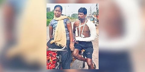 ಗಾಯಗೊಂಡ ತಂದೆಯೊಂದಿಗೆ ಸುಜಾತಾ
