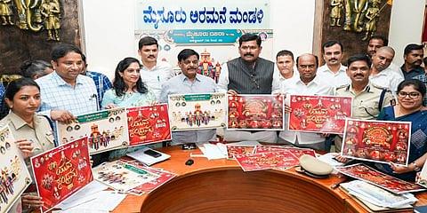 ಮೈಸೂರು ದಸರಾ ಲೋಗೊ ಬಿಡುಗಡೆ ಮಾಡಿದ ಸಚಿವರಾದ ಹೆಚ್ . ಸಿ. ಮಹಾದೇವಪ್ಪ, ಶಿವರಾಜ್ ತಂಗಡಗಿ ಮತ್ತಿತರರು