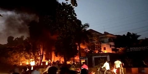 ಮರಾಠ ಮೀಸಲಾತಿ ಪರ ಪ್ರತಿಭಟನಾಕಾರರು ಬೀಡ್‌ನಲ್ಲಿರುವ ಎನ್ ಸಿಪಿ ಕಚೇರಿಗೆ ಬೆಂಕಿ ಹಚ್ಚಿರುವ ಚಿತ್ರ(ಫೋಟೋ ಕೃಪೆ ಎಎನ್ಐ ಸುದ್ದಿಸಂಸ್ಥೆ)
