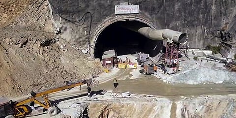 ಸುರಂಗದೊಳಗಿನಿಂದ ಕಾರ್ಮಿಕರ ರಕ್ಷಣಾ ಕಾರ್ಯ