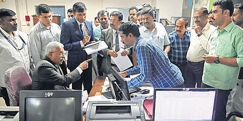 ಬೆಂಗಳೂರು ನಗರ ಜಿಲ್ಲೆಯ ಭೂದಾಖಲೆಗಳ ಉಪನಿರ್ದೇಶಕರ ಕಚೇರಿಯಲ್ಲಿ ಲೋಕಾಯುಕ್ತ ನ್ಯಾಯಮೂರ್ತಿ ಬಿ.ಎಸ್.ಪಾಟೀಲ್.