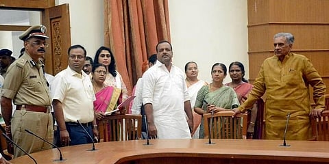 ವಿಧಾನಸಭಾಧ್ಯಕ್ಷ ಯು.ಟಿ.ಖಾದರ್, ಪರಿಷತ್ ಸಭಾಪತಿ ಬಸವರಾಜ ಹೊರಟ್ಟಿ ಹಾಗೂ ಅಧಿಕಾರಿಗಳು ಮಂಗಳವಾರ ಬೆಳಗಾವಿಯ ಸುವರ್ಣ ವಿಧಾನಸೌಧದಲ್ಲಿ ಪರಿಶೀಲನೆ ನಡೆಸಿದರು.
