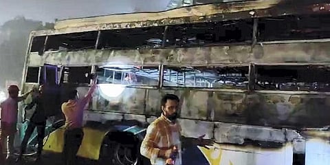 ಜೈಪುರದಿಂದ ದೆಹಲಿಗೆ ತೆರಳುತ್ತಿದ್ದ ಬಸ್ಸು ಹಠಾತ್ತನೆ ಬೆಂಕಿ ಹತ್ತಿಕೊಂಡು ಉರಿಯಿತು