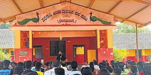 ಉಡುಪಿ ಜಿಲ್ಲೆಯ ಕೆರಾಡಿಯ ಸರಕಾರಿ ಹಿರಿಯ ಪ್ರಾಥಮಿಕ ಶಾಲೆಯ ಎಸ್‌ಡಿಎಂಸಿ ಸಭೆಯಲ್ಲಿ ನಟ ರಿಷಬ್ ಶೆಟ್ಟಿ