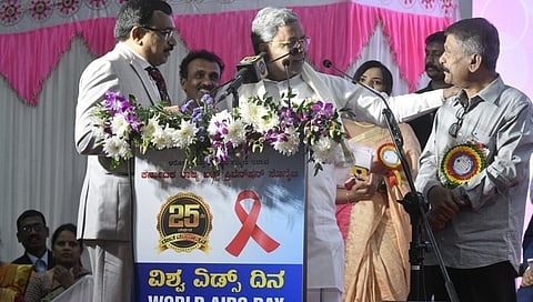 ವಿಧಾನಸೌಧದ ಬ್ಯಾಂಕ್ವೆಟ್ ಹಾಲ್‌ನಲ್ಲಿ ಆಯೋಜಿಸಿದ್ದ ವಿಶ್ವ ಏಡ್ಸ್ ದಿನ - 2023 ಮತ್ತು 25ನೇ ರಜತ ಮಹೋತ್ಸವವನ್ನು ಉದ್ಘಾಟಿಸಿ ಮಾತನಾಡುತ್ತಿರುವ ಸಿಎಂ ಸಿದ್ದರಾಮಯ್ಯ.