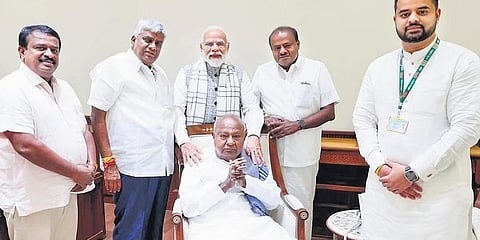 ಮಾಜಿ ಪ್ರಧಾನಿ ಹೆಚ್ ಡಿ ದೇವೇಗೌಡ, ಜೆಡಿಎಸ್ ರಾಜ್ಯಾಧ್ಯಕ್ಷ ಹೆಚ್ ಡಿ ಕುಮಾರಸ್ವಾಮಿ, ಮಾಜಿ ಸಚಿವ ಹೆಚ್ ಡಿ ರೇವಣ್ಣ, ಜೆಡಿಎಸ್ ಸಂಸದ ಪ್ರಜ್ವಲ್ ರೇವಣ್ಣ ಅವರೊಂದಿಗೆ ಪ್ರಧಾನಿ ನರೇಂದ್ರ ಮೋದಿ.