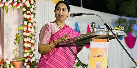 ಜ್ಯಾನಯೋಗಿ ಸಿದ್ಧೇಶ್ವರ ಮಹಾಸ್ವಾಮಿಗಳ 'ಗುರುನಮನ' ಮಹೋತ್ಸವದ ಪ್ರಯುಕ್ತ ವಿಜಯಪುರದ ಜ್ಯಾನಯೋಗಾಶ್ರಮದಲ್ಲಿ ಹಮ್ಮಿಕೊಂಡಿದ್ದ ‘ ಮಹಿಳೆ ಮತ್ತು ಸಂಸ್ಕೃತಿ ’ ಗೋಷ್ಠಿಯಲ್ಲಿ ಮಾತನಾಡಿದ ಮಹಿಳಾ ಕಲ್ಯಾಣ ಖಾತೆ ಸಚಿವೆ ಲಕ್ಷ್ಮೀ ಹೆಬ್ಬಾಳ್ಕರ್