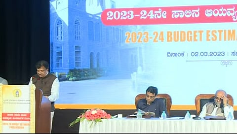 ಪ್ರಸಕ್ತ ಸಾಲಿನ ಬಿಬಿಎಂಪಿ ಬಜೆಟ್ ಮಂಡಿಸುತ್ತಿರುವ ಬಿಬಿಎಂಪಿ ಹಣಕಾಸು ವಿಭಾಗದ ವಿಶೇಷ ಆಯುಕ್ತ ಜಯರಾಂ ರಾಯ್‌ಪುರ.