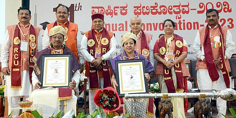 ಸುರೇಶ್ ಅಂಗಡಿ ಪರವಾಗಿ  ಗೌರವ ಡಾಕ್ಟರೇಟ್ ಸ್ವೀಕರಿಸಿದ ಪತ್ನಿ ಮಂಗಳಾ