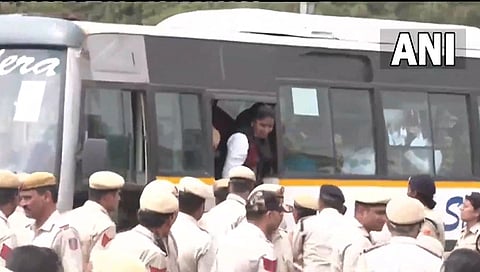 ಪ್ರತಿಪಕ್ಷಗಳ ನಾಯಕರನ್ನು ವಶಕ್ಕೆ ಪಡೆಯುತ್ತಿರುವ ಪೊಲೀಸರು.