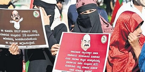 ಸೋಮವಾರ ಬೆಂಗಳೂರಿನಲ್ಲಿ ಎಸ್‌ಡಿಪಿಐ ಸದಸ್ಯರು ಮುಸ್ಲಿಮರಿಗೆ ನೀಡಿದ್ದ ಶೇ 4 ರಷ್ಟು ಮೀಸಲಾತಿಯನ್ನು ರದ್ದುಪಡಿಸಿದ ರಾಜ್ಯ ಸರ್ಕಾರದ ವಿರುದ್ಧ ಪ್ರತಿಭಟನೆ ನಡೆಸಿದರು.