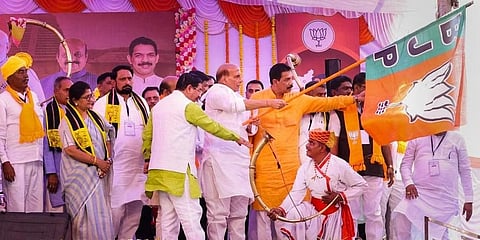 ನಂದಗಡದಲ್ಲಿ 'ವಿಜಯ್ ಸಂಕಲ್ಪ ಯಾತ್ರೆ'ಯಲ್ಲಿ ರಕ್ಷಣಾ ಸಚಿವ ಮತ್ತು ಬಿಜೆಪಿಯ ಹಿರಿಯ ನಾಯಕ ರಾಜನಾಥ್ ಸಿಂಗ್ ಪ್ರಹ್ಲಾದ್ ಜೋಶಿ, ಕರ್ನಾಟಕ ಬಿಜೆಪಿ ಅಧ್ಯಕ್ಷ ನಳಿನ್ ಕುಮಾರ್ ಕಟೀಲ್ ಮತ್ತು ಪಕ್ಷದ ಇತರೆ ನಾಯಕರು ಇರುವುದು.