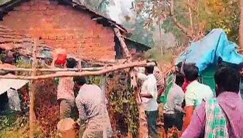 ದಲಿತರ ಮನೆಗೆ ಹಚ್ಚಿದ ಬೆಂಕಿ ನಂದಿಸುತ್ತಿರುವ  ಗ್ರಾಮಸ್ಥರು