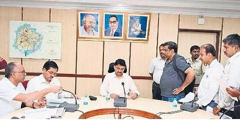 ಬೆಂಗಳೂರಿನಲ್ಲಿ ಬುಧವಾರ ನಡೆದ ಸಾರ್ವಜನಿಕ ಕುಂದುಕೊರತೆಗಳ ಸಭೆಯಲ್ಲಿ ಬಿಡಿಎ ಆಯುಕ್ತ ಕುಮಾರ್ ಜಿ ನಾಯಕ್ ಮತ್ತು ಇತರ ಅಧಿಕಾರಿಗಳು ಹಾಜರಿರುವುದು.