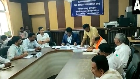 ನಾಮಪತ್ರ ಸಲ್ಲಿಸುತ್ತಿರುವ ಸಿಎಂ ಬೊಮ್ಮಾಯಿ.