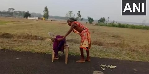 ಬ್ಯಾಂಕಿನಿಂದ ಪಿಂಚಣಿ ಪಡೆಯಲು ಬರಿಗಾಲಿನಲ್ಲಿ ಕಿಲೋಮೀಟರ್‌ಗಟ್ಟಲೆ ನಡೆದ ಸೂರ್ಯ ಹರಿಜನ ಎಂಬ ವೃದ್ಧೆ