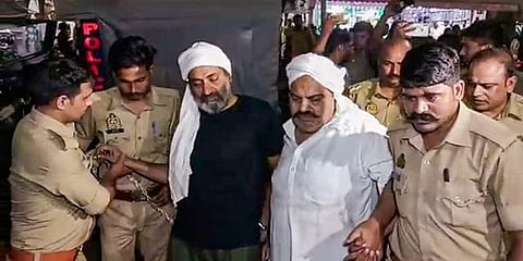 ಏಪ್ರಿಲ್ 15ರಂದು ಪೊಲೀಸರ ಬೆಂಗಾವಲಿನಲ್ಲಿ ಅತೀಕ್ ಮತ್ತು ಅಶ್ರಫ್ ನನ್ನು ವೈದ್ಯಕೀಯ ಪರೀಕ್ಷೆಗೆ ಕರೆದೊಯ್ಯುತ್ತಿರುವುದು