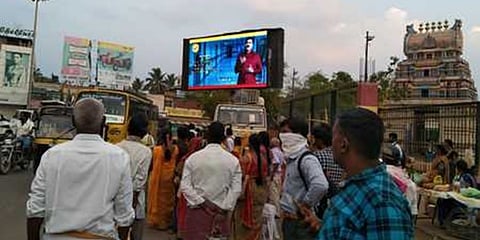 ಬಳ್ಳಾರಿ ನಗರದಲ್ಲಿ ಮಾಜಿ ಸಚಿವ ಜಿ ಜನಾರ್ದನ ರೆಡ್ಡಿ ಭಾಷಣವನ್ನು ಜನ ಪರದೆಯ ಮೇಲೆ ವೀಕ್ಷಿಸಿದರು.