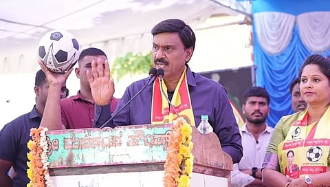 ಚೆನ್ನರಾಯನಪಟ್ಟಣದಲ್ಲಿ  ಶ್ರವಣಬೆಳಗೊಳ ವಿಧಾನಸಭಾ ಕ್ಷೇತ್ರದ ಅಭ್ಯರ್ಥಿಯಾದ ಪವಿತ್ರ ಜೆ.ಕೆ ಜಂಬೂರು ರವರ ನೇತೃತ್ವದಲ್ಲಿ ಬೃಹತ್ ರ್‍ಯಾಲಿ ಹಾಗೂ ಸಾರ್ವಜನಿಕ ಸಭೆಯಲ್ಲಿ ಮಾತನಾಡುತ್ತಿರುವ ಜನಾರ್ಧನ ರೆಡ್ಡಿ.