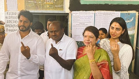 ಕುಟುಂಬ ಸಮೇತ ಮತದಾನ ಮಾಡಿದ ಜೆಡಿಎಸ್ ನಾಯಕ ಹೆಚ್'ಡಿ. ಕುಮಾರಸ್ವಾಮಿ.