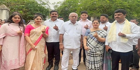 ಸಕುಟುಂಬ ಸಮೇತ ಶಿವಮೊಗ್ಗ ಜಿಲ್ಲೆಯ ಶಿಕಾರಿಪುರದಲ್ಲಿ ಮತದಾನ ಮಾಡಿದ ಬಿ ಎಸ್ ಯಡಿಯೂರಪ್ಪ ಕುಟುಂಬ
