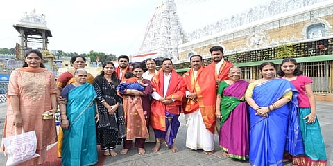 ಸಕುಟುಂಬ ಸಮೇತ ತಿರುಪತಿ ತಿಮ್ಮಪ್ಪನ ದರ್ಶನ ಪಡೆದ ಕೇಂದ್ರ ಸಚಿವ ಪ್ರಹ್ಲಾದ್ ಜೋಷಿ