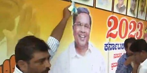 ಸಿದ್ದರಾಮಯ್ಯ ಫ್ಲೆಕ್ಸ್​ಗೆ ಹಾಲಿನ ಅಭಿಷೇಕ