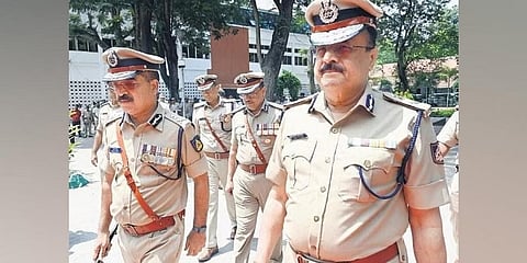 ಗುರುವಾರ ಬೆಂಗಳೂರಿನಲ್ಲಿರುವ ತಮ್ಮ ಕಚೇರಿಯಲ್ಲಿ ನಗರ ಪೊಲೀಸ್ ಆಯುಕ್ತ ಪ್ರತಾಪ್ ರೆಡ್ಡಿ ಅವರೊಂದಿಗೆ ಡಿಜಿ ಮತ್ತು ಐಜಿಪಿ ಅಲೋಕ್ ಮೋಹನ್ (ಬಲ).