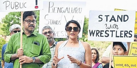 ಭಾನುವಾರ ಫ್ರೀಡಂ ಪಾರ್ಕ್‌ನಲ್ಲಿ ಮಾಜಿ ಅಥ್ಲೀಟ್ ರೀತ್ ಅಬ್ರಹಾಂ ಮತ್ತು ಇತರರು ಕುಸ್ತಿಪಟುಗಳಿಗೆ ಬೆಂಬಲ ವ್ಯಕ್ತಪಡಿಸಿದರು.