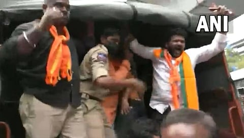 ಬಿಜೆಪಿ ಕಾರ್ಯಕರ್ತರ ವಶಕ್ಕೆ ಪಡೆಯುತ್ತಿರುವ ಪೊಲೀಸರು.