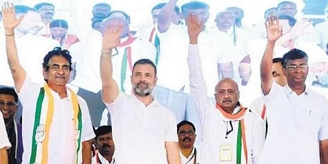ಬೆಳಗಾವಿ ಜಿಲ್ಲೆಯ ಯಮಕನಮರಡಿ ಕ್ಷೇತ್ರದಲ್ಲಿ ಶನಿವಾರ ಪಕ್ಷದ ಅಭ್ಯರ್ಥಿಗಳ ಪರ ಪ್ರಚಾರದಲ್ಲಿ ಪಾಲ್ಗೊಂಡಿದ್ದ ಕಾಂಗ್ರೆಸ್ ನಾಯಕ ರಾಹುಲ್ ಗಾಂಧಿ.