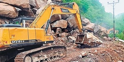 ನಿರಂತರ ಮಳೆಯಿಂದ ಉಂಟಾದ ಭೂಕುಸಿತ.
