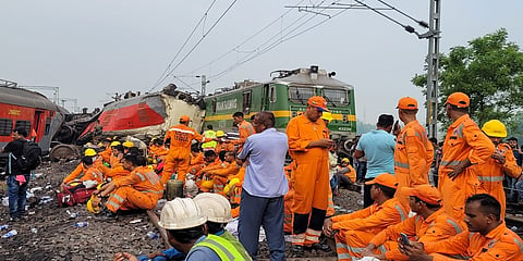 ಬಾಲಸೋರ್ ಜಿಲ್ಲೆಯಲ್ಲಿ ಕೋರಮಂಡಲ್ ಎಕ್ಸ್‌ಪ್ರೆಸ್, ಬೆಂಗಳೂರು-ಹೌರಾ ಎಕ್ಸ್‌ಪ್ರೆಸ್ ಮತ್ತು ಗೂಡ್ಸ್ ರೈಲು ಹಳಿತಪ್ಪಿದ ಸ್ಥಳದಲ್ಲಿ ಶೋಧ ಮತ್ತು ರಕ್ಷಣಾ ಕಾರ್ಯಾಚರಣೆಯಲ್ಲಿ ಎನ್‌ಡಿಆರ್‌ಎಫ್ ಸಿಬ್ಬಂದಿ.
