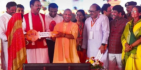 ಫಲಾನುಭವಿಗಳಿಗೆ ಫ್ಲ್ಯಾಟ್ ಕೀ ವಿತರಿಸಿದ ಸಿಎಂ ಯೋಗಿ ಆದಿತ್ಯನಾಥ್