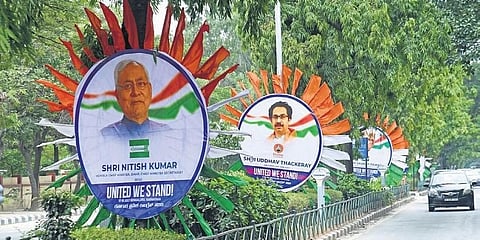 ಬೆಂಗಳೂರಿನಲ್ಲಿ ಪ್ರತಿಪಕ್ಷಗಳ ಸಭೆಗೂ ಮುನ್ನ ವಿವಿಧ ಪಕ್ಷಗಳ ನಾಯಕರ ಬ್ಯಾನರ್‌ಗಳನ್ನು ಹಾಕಲಾಗಿದೆ.